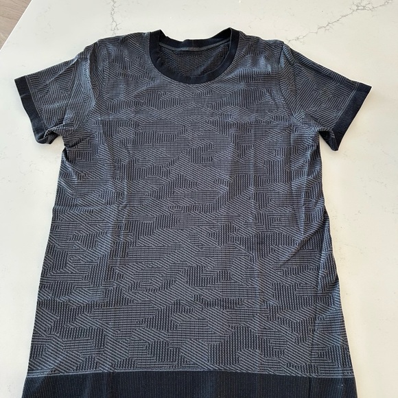 lululemon athletica swiftly breathe short sleeve camo size 6 like new - Picture 2 of 5